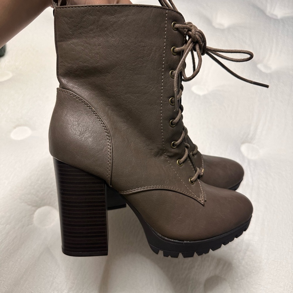 Women's Chunky Lace-Up Heeled Ankle Boots in Taupe